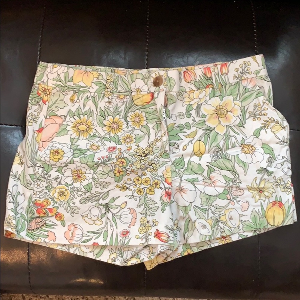 Most adorable GAP 4 khaki shorts!